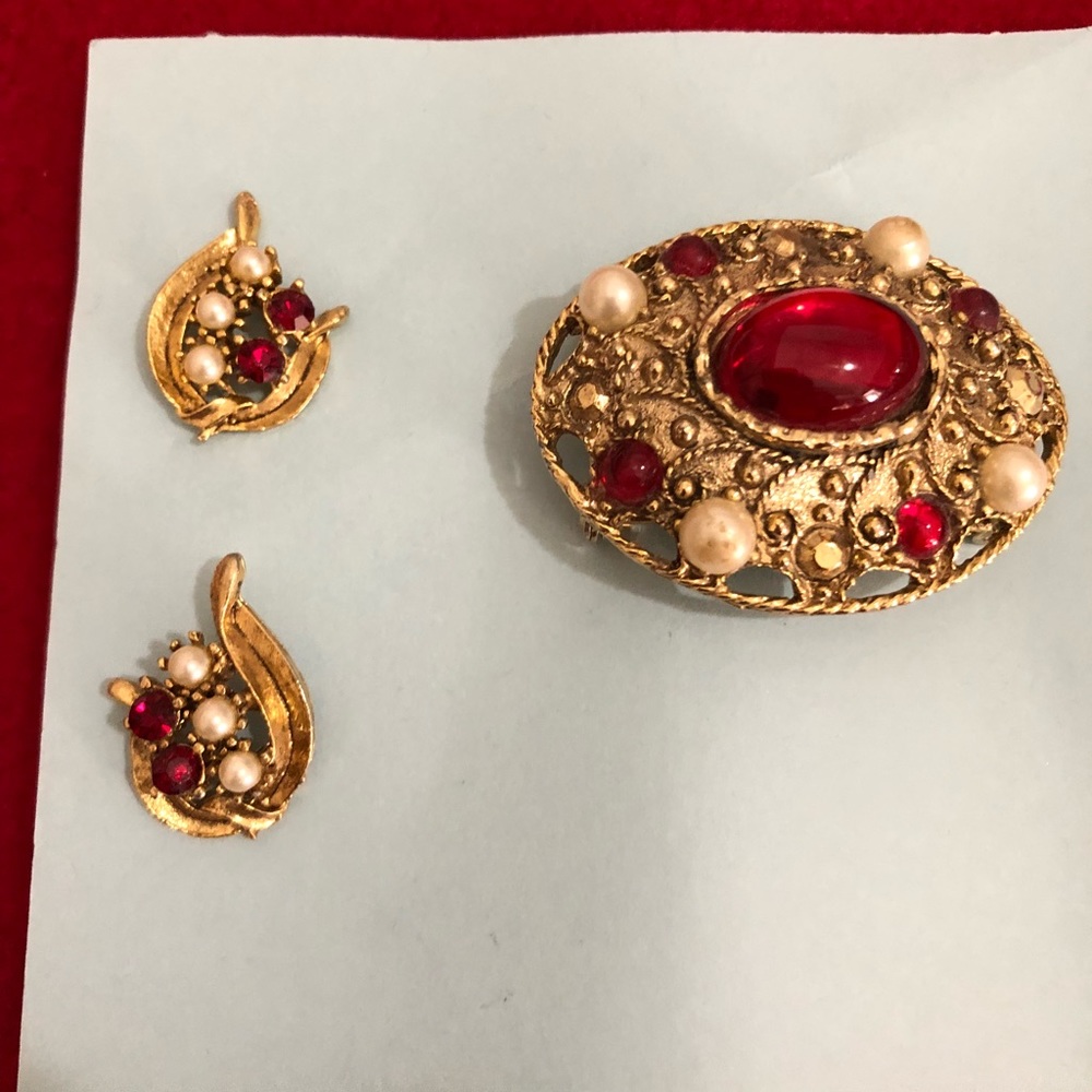 Red stones and pearls in gold setting